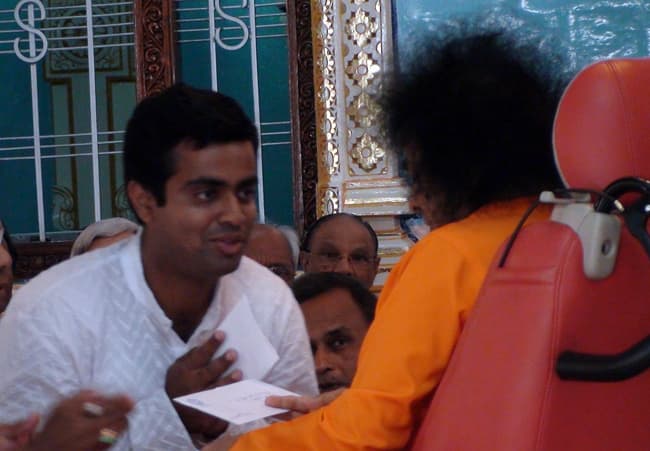 Swami enquiring into the details of the Orissa project on our return. (February 7th, 2009)