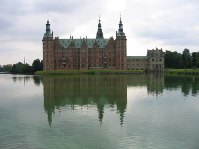 Fredriksborg Palace (1602-20) Denmark Influenced by Flemish architecture and inspired by French castles. Notice the high gables.