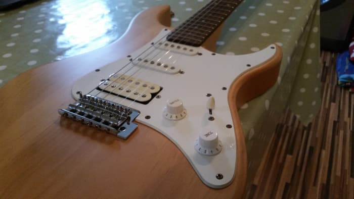 The Yamaha Pacifica 112J sports tone and volume dials as well as a toggle switch to control the two single coil and lone humbucker pickups.