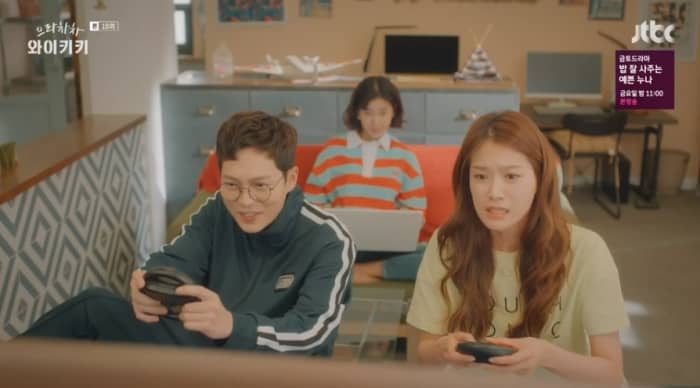 Bong Doo-sik and Min Soo-ah playing video games with Kang Seo-jin in the background on her computer.