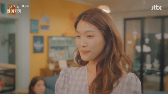 Min Soo-ah shows she is happy her scheme of giving bad advice worked as she does not want Bong Doo-sik to be with Ah Young.