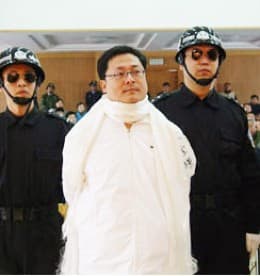 Yuan Bao jing being led to the execution van only hours after hearing the promulgation of his death sentence.