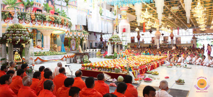 The central 'display' is of the thousand pots filled with the water from rivers and holy spots all over India.