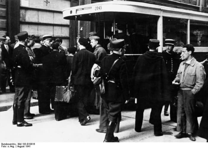 Arrest likely to lead to deportation of Jewish people by both French Parisian Police and German Army. Municipal buses from the Paris Transport Authority (RATP) were often used for that purpose