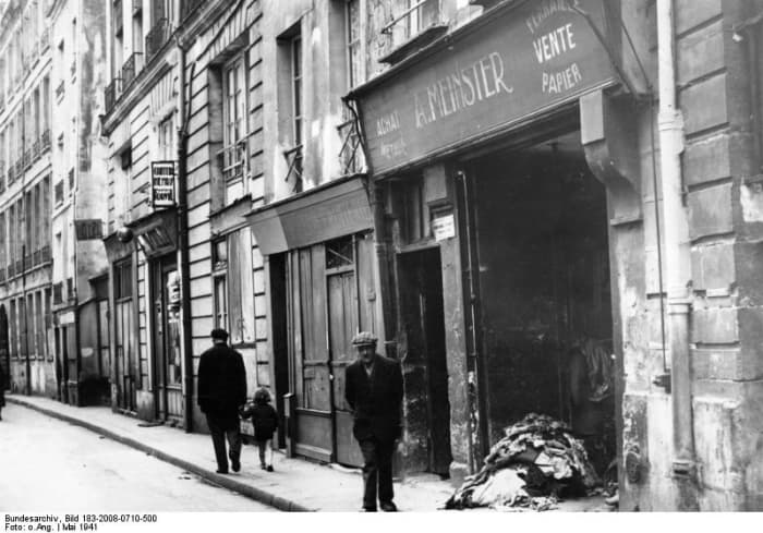 Paris, May 1941 . Little by little, Jewish shops and clothing manufacturing businesses in the Saint Paul district will disappear, following the arrest and deportation of many Jewish people of Paris