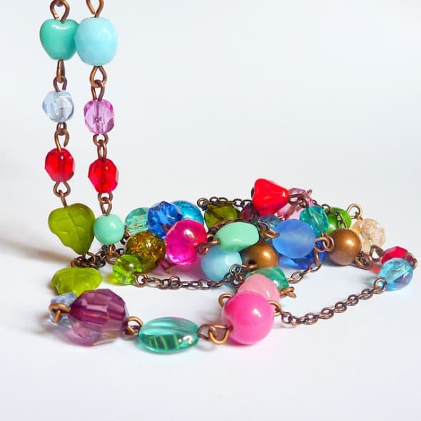 This is the simplest kind of necklace you can make with non-beading wire; just thread each bead on a short length of wire and add a loop on each side to make a bead link. Then you simply join the links together.