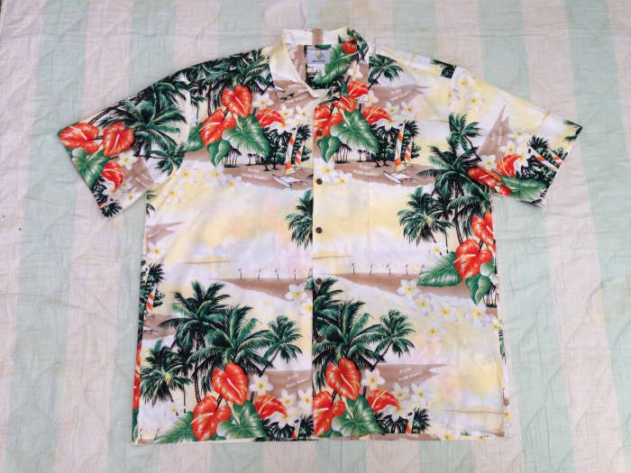 Vintage men's cotton hawaiian shirt by Ho Aloha. Made in Hawaii. Nice design with matched pocket and coconut buttons down the front.