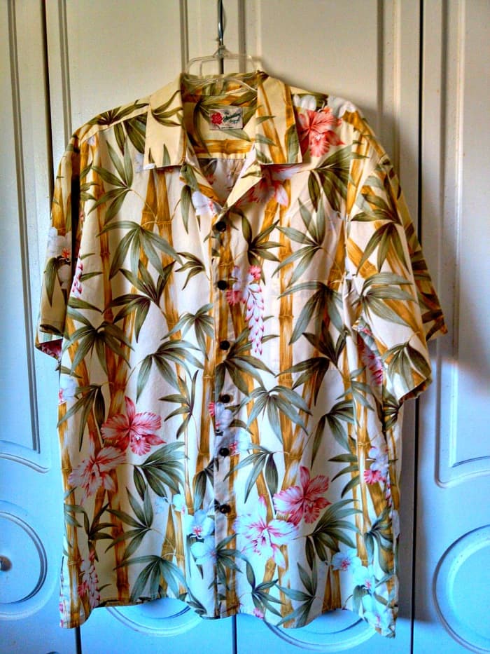 Hilo Hattie Hawaiian Shirt ~ Bamboo Tropical Flowers ~ Made in Hawaii ~100% cotton, short Sleeve with button front and as always the design matched the front chest pocket. With the trademark coconut style buttons. You get only the best with Hilo Ha