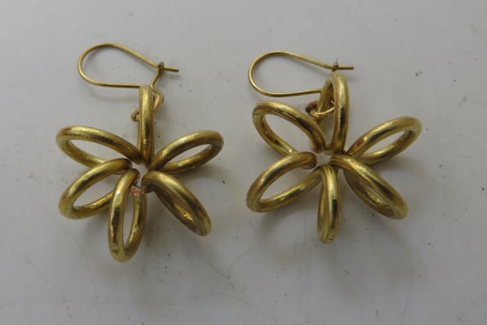 Thicker wires are ideal for creating solid wire shapes.