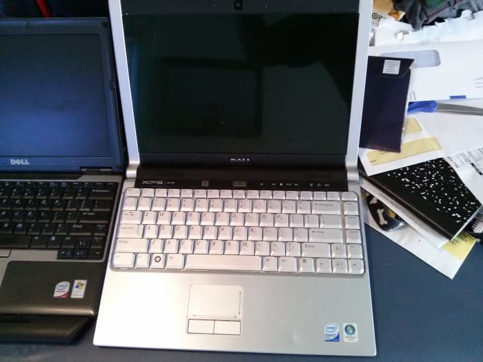 The Dell XPS M1330 has some grime on the edges/sides of the keys and some fingerprint markings/smudges on the palm rest area.