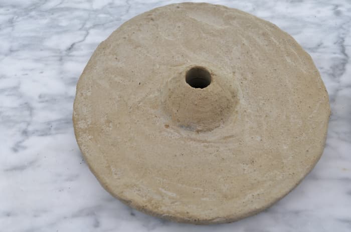 Separate the plastic cake stand from the cake stand and leave it to dry for a week or two.