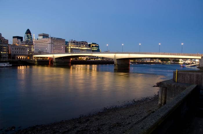 This London Bridge is a long way from falling down. Opened 17th March, 1973 - to replace an earlier one rebuilt at Lake Havasu, Az, complete with red double-decker London buses - its longest span is 341.2 ft or 104m.