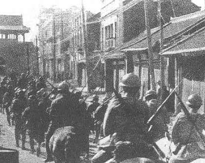 Japanese soldiers taking over Manchuria in 1931 : military indiscipline was prominent in any colonial army, but the Japanese one took it to extremes with deleterious effects upon democratic control.