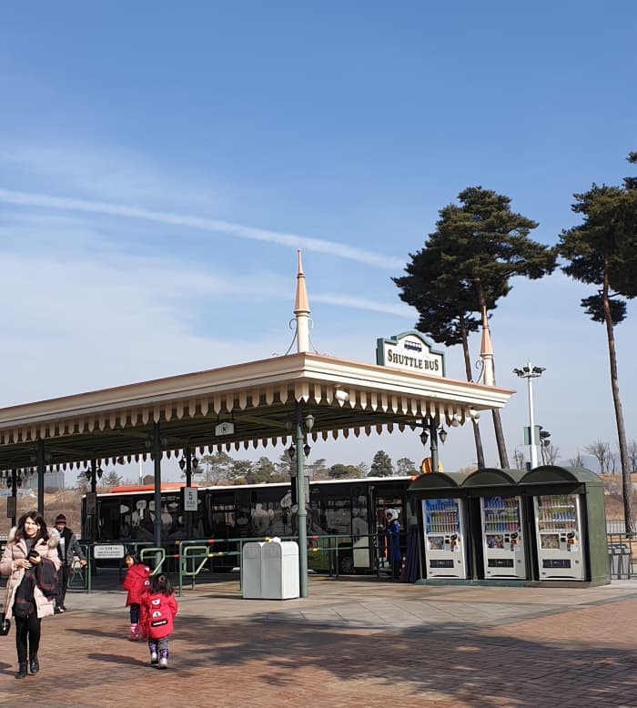 Turn left on exit out of the subway and cross the overhead bridge to catch the free shutttle bus ride to Everland