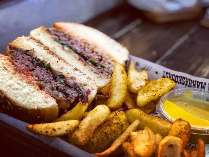 The key to Bamba Marha’s (Goofy Cow) success are the fresh and organic ingredients coming from local producers, high-rolling blend of tastes and the unique home made sauces.