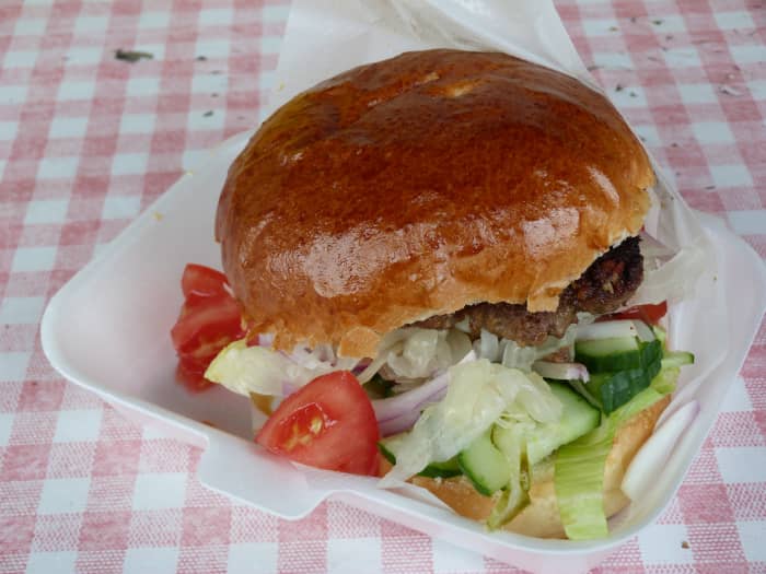 Hungarian street food chain was developed in half a year, where the basic hamburger meant soft bread rolls filled with the beef patty, garlic, mustard and mixed pickles (the so-called csalamádé)