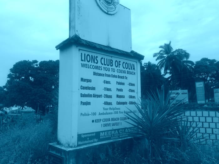 This board gives you the distance chart to other popular attractions in Goa. This snap was taken from Colva. Buses and Taxis start service from here to take you to tourist spots.