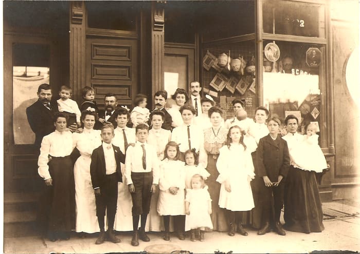 German immigrants living in New York in the early 1900s. The little one in front is my grandmother (old family photo)