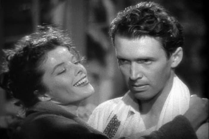 James Stewart (Jimmy Stewart) wore hairstyles that emphasized his broad forehead. The curls made the most of the top of his head, making his thin, oval face look deceptively triangular.