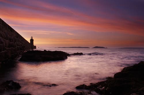 St Peter Port Harbour lighthouse, picture courtesy of http://www.flickr.com/photos/75681583@N00/165060568