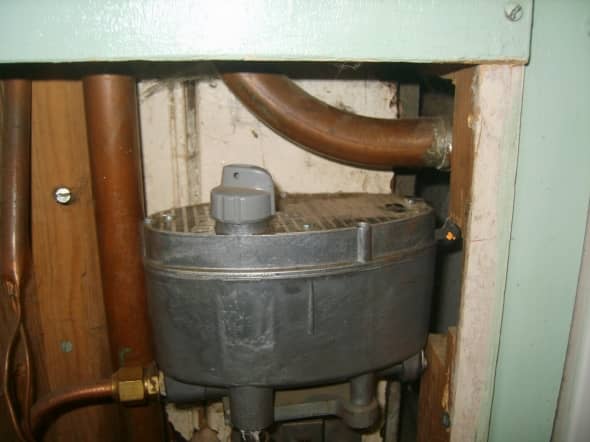 Oil flow regulator: The cut-off lever is on the right hand side. Turn off the oil supply and let the AGA cool down (at least overnight—it takes ages!)
