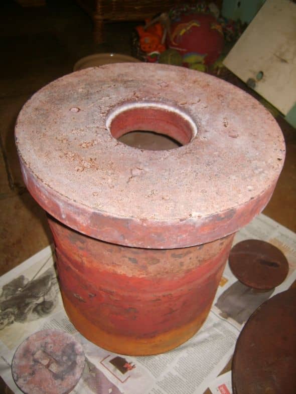 The cylinder casting: First we have to lift out the cylinder casting. This was the old burner container for the solid fuel.