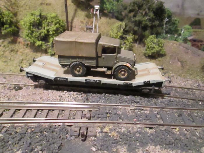 Airfix/Dapol BR Machine Wagon in grey unfitted livery with Oxford scale military tarpaulined wagonload