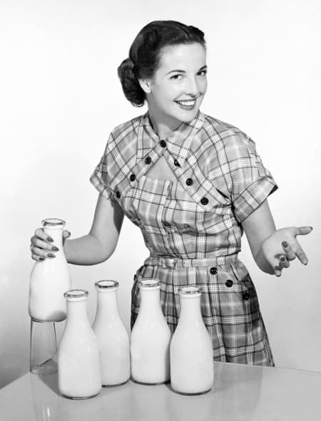 A happy fifites housewife with milk
courtesy of Velma's Retro Clip Art and Images.
See the link below to download this retro clip art.