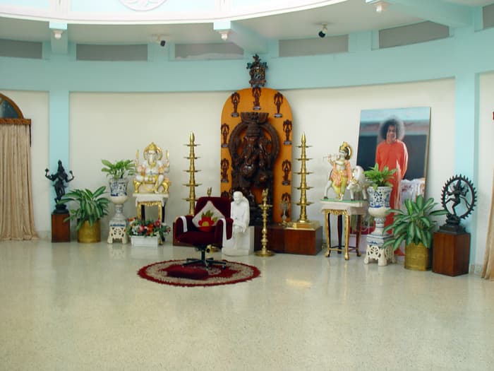 The central hall in Trayee Brindavan which would also be filled to capacity during a Trayee session