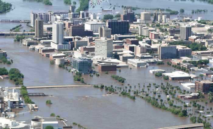 Dams can lead to flooding which can be very dangerous - Les barrages peuvent entraîner les inondations qui sont très dangereuses.