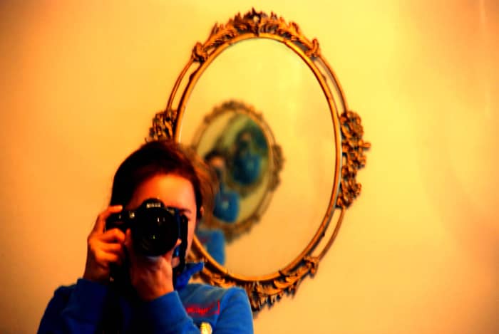 The oval mirror as feng shui teaches attracts good energy and more good energies flow from it. This mirror multiplication is acquired with two mirrors facing each other.