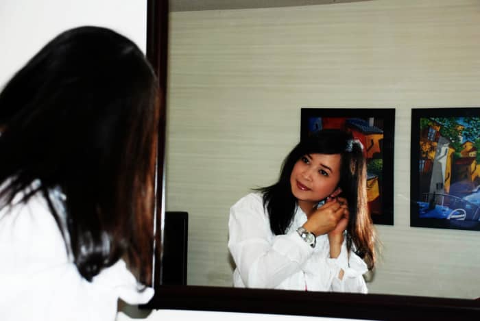 A rectangular mirror is said to be associated with wealth, money, abundance, family connections and growth in career in the feng shui world. Well, I don't seem to have all of these.