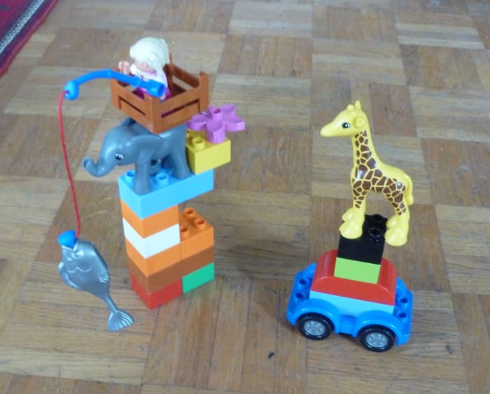 The animal figures from the themed zoo sets can be incorporated into interesting builds made with generic bricks.