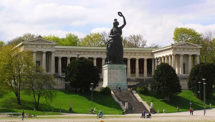 Castle Ruhmeshalle, built by Ludwig I, in the neo-Classical style. The statue "Bavaria" is in the foreground.