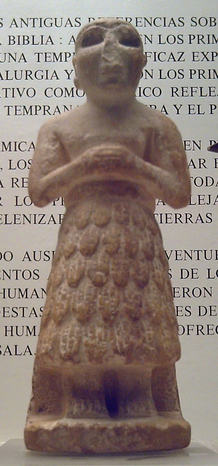 Statue shows Sumerian tufted skirt circa 2550 - 2520 BC.
