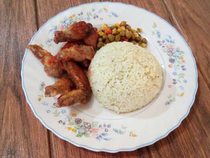 Buffalo chicken wings with sauteed vegetable and rice