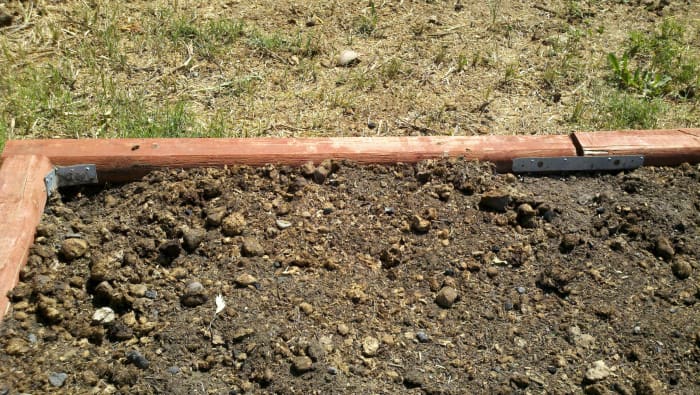 Sample of what kind of brackets to use to provide strength and durability to the planter.