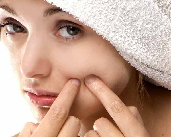 Clogged powers cause embarrassing blemishes that leave us wanting to know how to get clear skin.