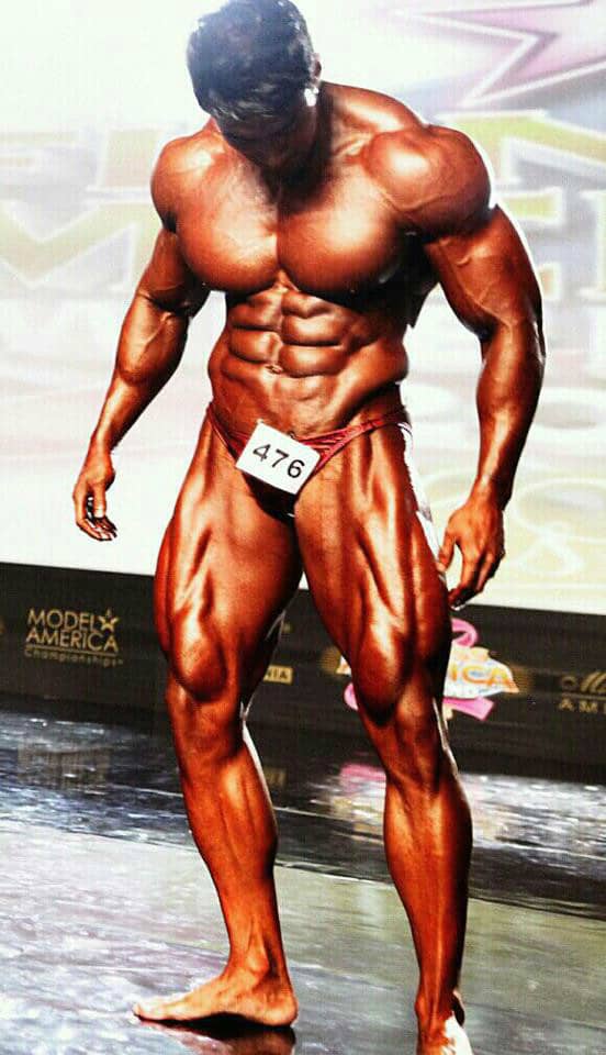 Hwang at the 2012 Musclemania World Championship Bodybuilding Competition in Las Vegas. Hwang won first place in the Professional Heavyweight category.