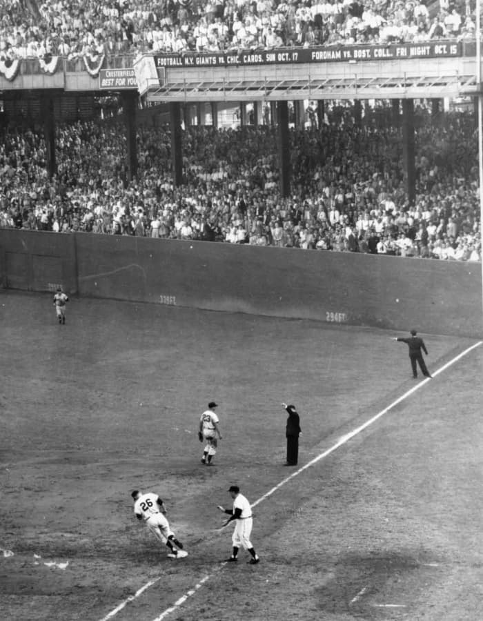 Dusty Rhodes, who was the MVP of the 1954 World Series, rounds the bases after hitting a home run for the Giants, who defeated the Indians 4–0 in that Fall Classic.