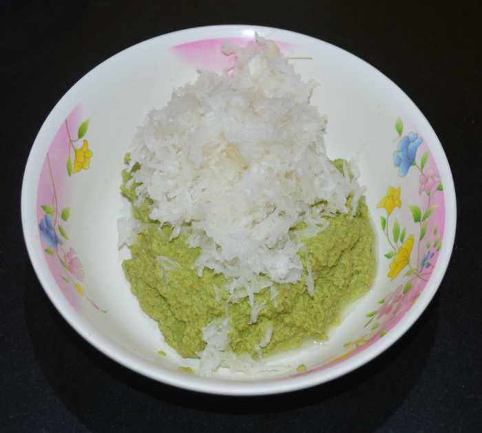 Step three: Add grated radish. Mix well.