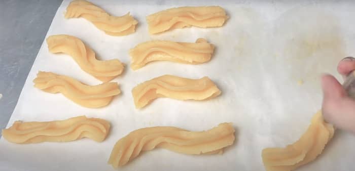 The batter is a bit thick so expect that it won’t be as smooth once piped. The texture of the batter is so stable at this moment and time-consuming. --To avoid overcooked churros.