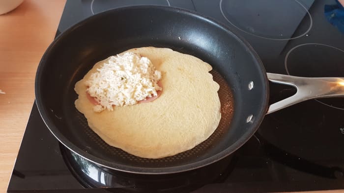 Place the filling in one corner of the crepe. This is the only way you can add a filling and manage to close the crepe.