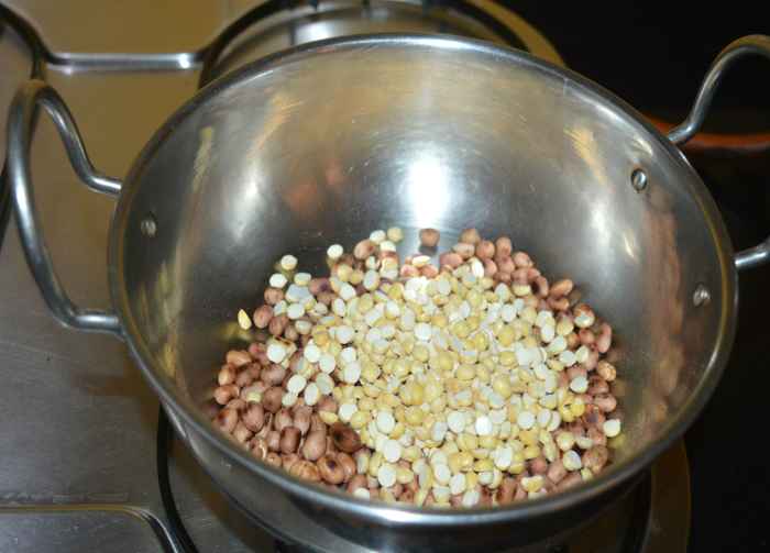 Fried peanuts and fried gram