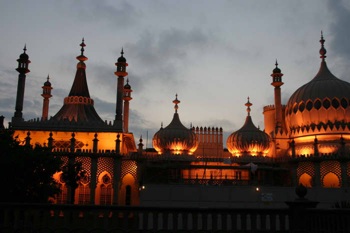 Night photo of Royal Pavilion in Brighton, UK.