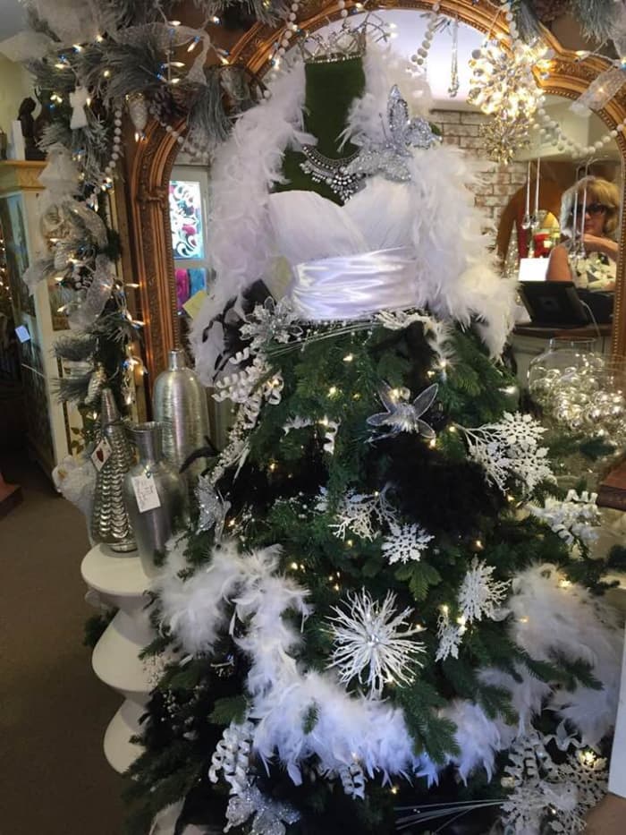 My friend saw this stunning tree in a shop. When I saw her photo, I was entranced by the use of white to make a unique and truly eye-catching tree.