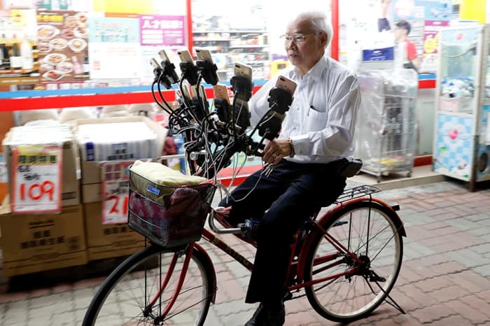 Just like Pokémon, the bike of Chen San-yuan evolves. His bike now holds 64 smartphones, each one trying to catch em all.