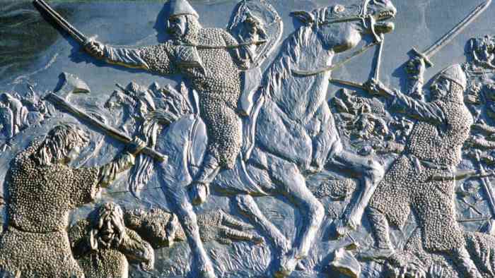 Huscarls grapple with Norman cavalry on the hillside. Leofwin was the first of the brothers to fall - in a move that went against him perhaps?