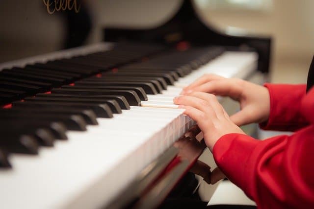 There are many ways to learn a musical instrument including self-teaching, online lessons, and in-home teachers