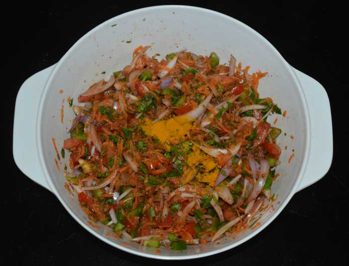 The stuffing for making masala bread toast is ready.